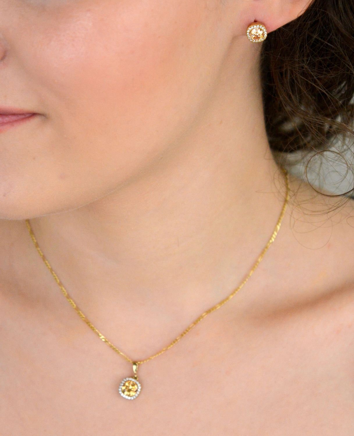 Zawieszka złota kwadratowa w cyrkonie próba 333, DIA-ZAW-KO 351 Nasz sklep internetowy z biżuterią damską Diament jest autoryzowanym dystrybutorem marki. Cała kolekcja 1.jpg